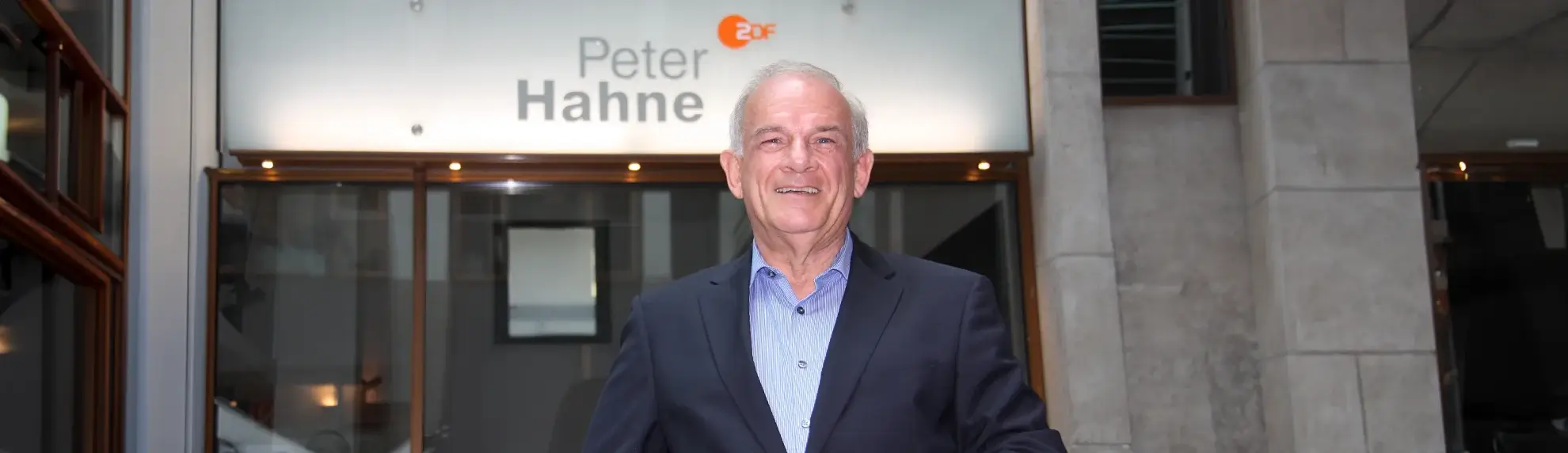 Peter Hahne vor einem Gebäude