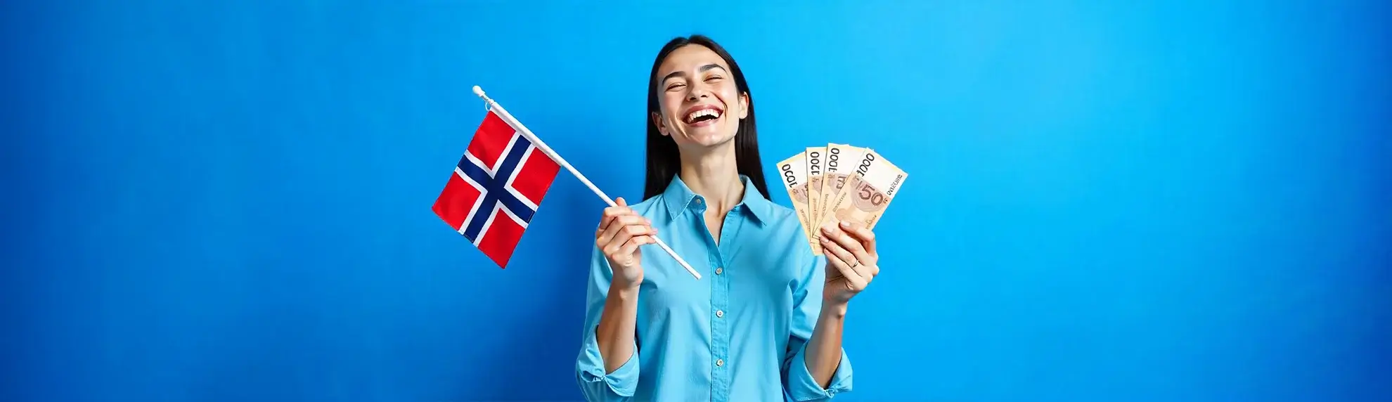 Lachende Frau vor blauem Hintergrund, hält eine norwegische Flagge und mehrere Geldscheine in den Händen.
